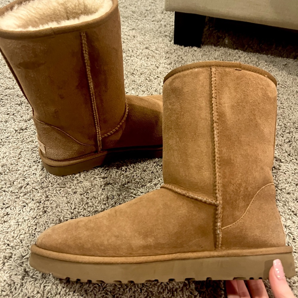 NWOT classic short II ugg boot size 10 women’s, color chestnut